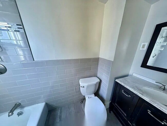 Building Photo - 14 Dow St