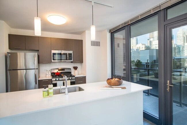 Building Photo - 637 N Wells St