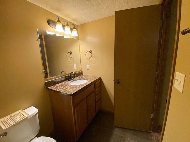 Building Photo - Inviting 3-Bedroom Home in Eastridge – Acr...