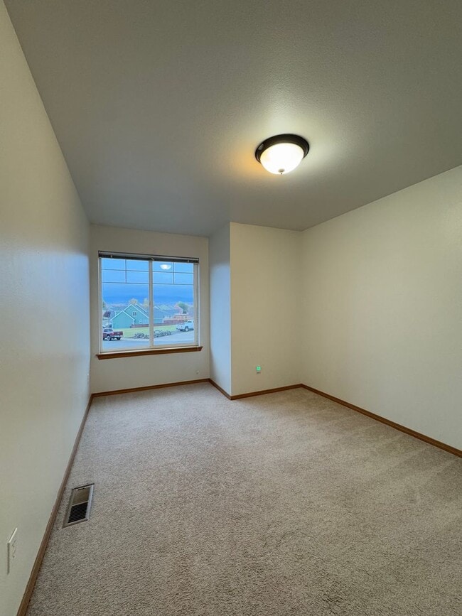 Building Photo - Beautiful Rental with Oversized Yard & Open Layout