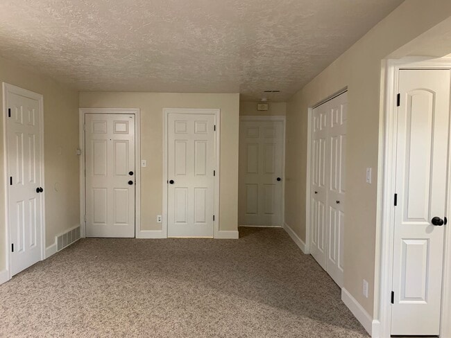 Building Photo - HAS IT ALL!  One Bedroom Condo; Murray; /Garage & Pool