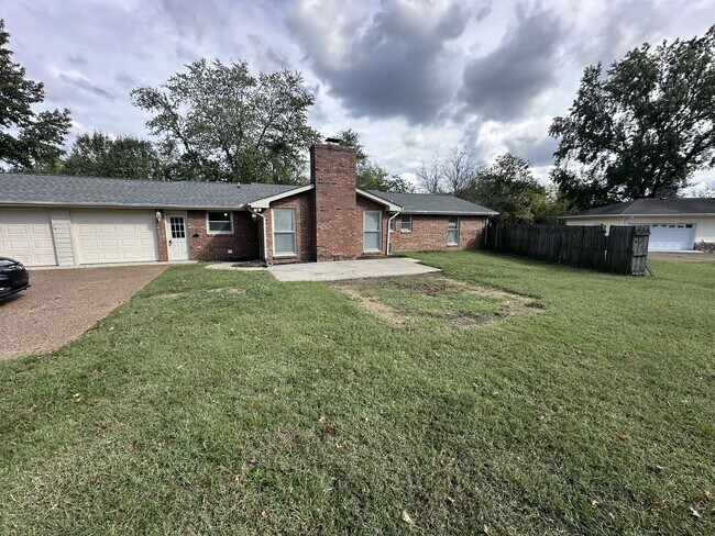 Building Photo - Single Family home in Greenhill Area!