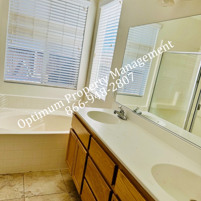 Building Photo - Modern Elegance and Comfort!