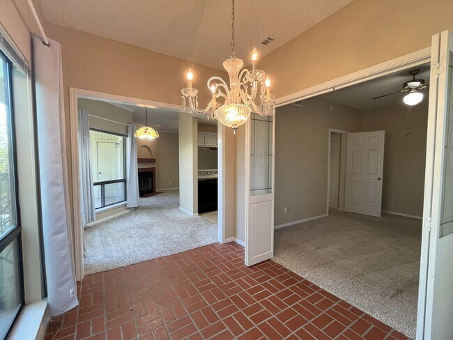 Building Photo - Wonderful 2/2 in Perfect Far West Location