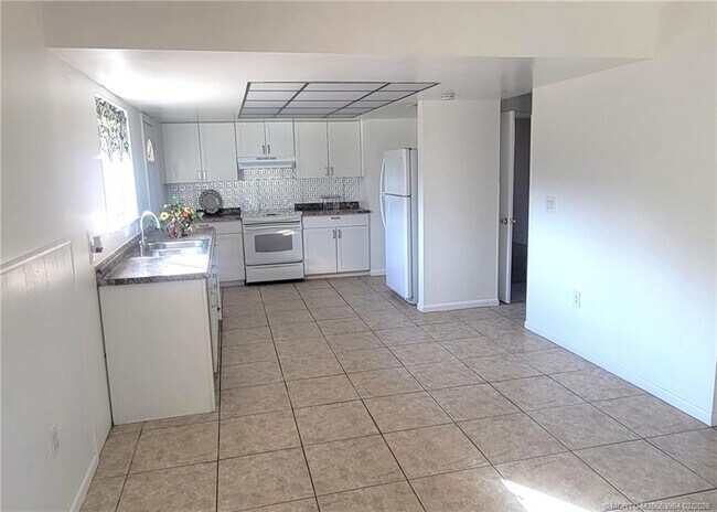 Building Photo - 350 NE Granduer Ave