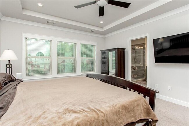 Building Photo - Large 3 Bedroom Luxury Townhome on Silver ...