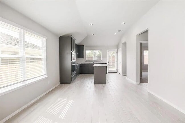 Building Photo - 116 Riverhill Dr