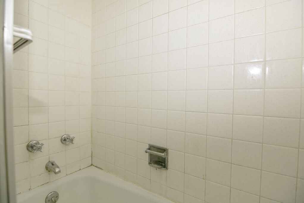 Building Photo - 650 W Wrightwood Ave