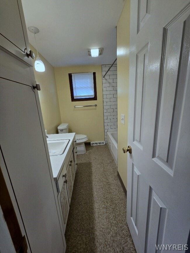 Building Photo - 9 Floreis Ct