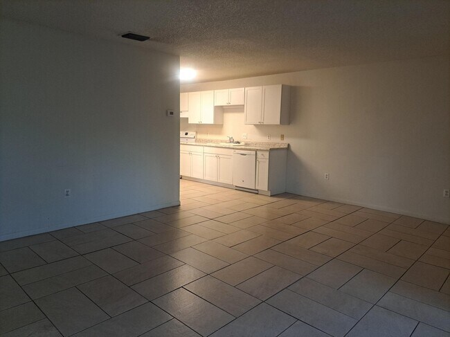 Building Photo - 2050 Oleander Blvd