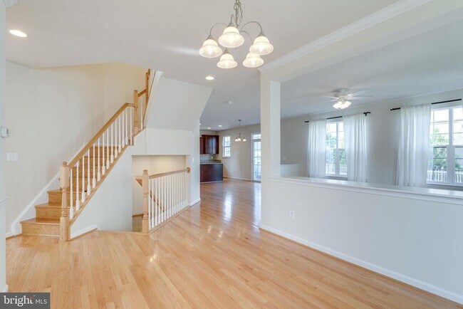 Building Photo - 10424 Goldenrod Dr