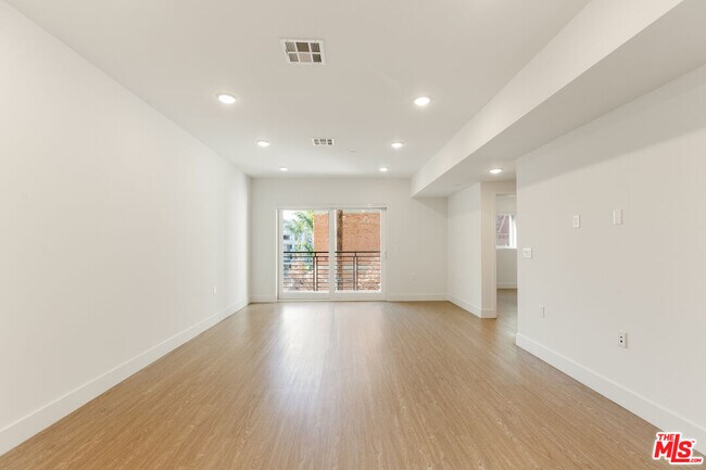 Building Photo - 837 S Harvard Blvd