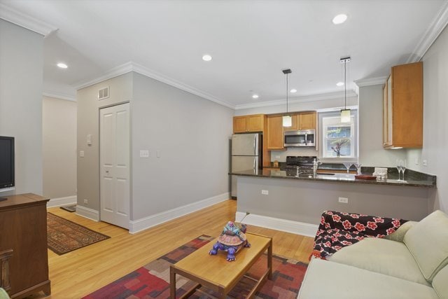 Building Photo - 1427 W Elmdale Ave