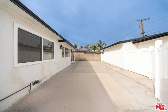 Building Photo - 8432 Glenoaks Blvd