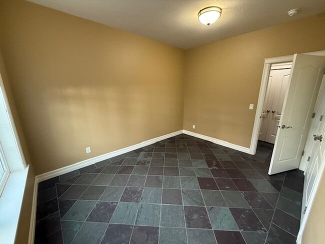 Building Photo - 3 Bedroom 2 Bath 55 and Old Community Newberg OR