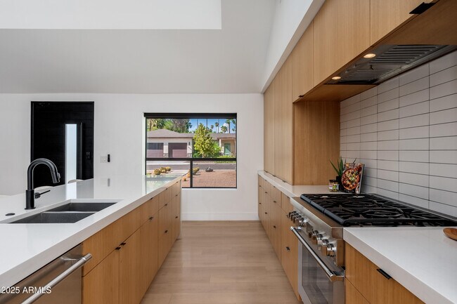 Building Photo - 4421 E Earll Dr