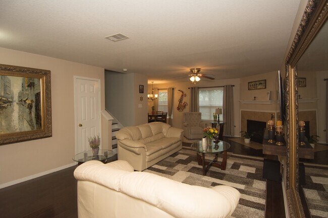 Building Photo - 16933 Scenic Knoll