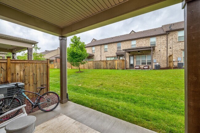 Building Photo - Beautiful Townhome with Garage, Fireplace, Close to Greenway, Dining & Shopping