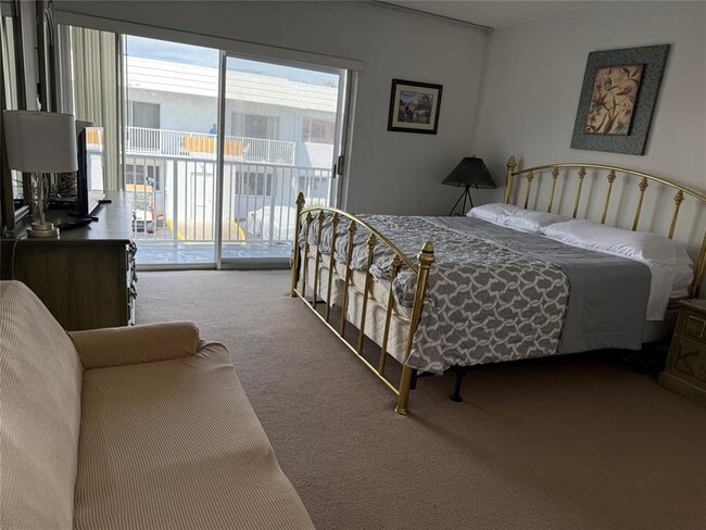 Building Photo - 412 S Cypress Rd