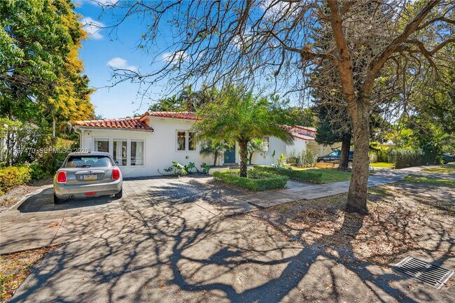 Building Photo - 837 Alberca St