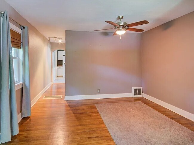 Building Photo - 227 Sherman CT