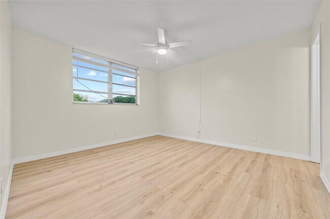 Building Photo - 689 NE 6th Ct
