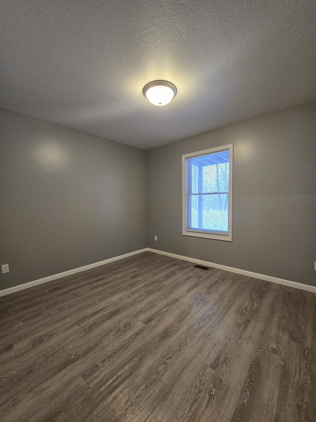 Building Photo - 1796 E Lake Mitchell Dr