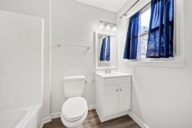Building Photo - Beautiful Renovated Townhouse in Popular Raleigh Golf Course Community!