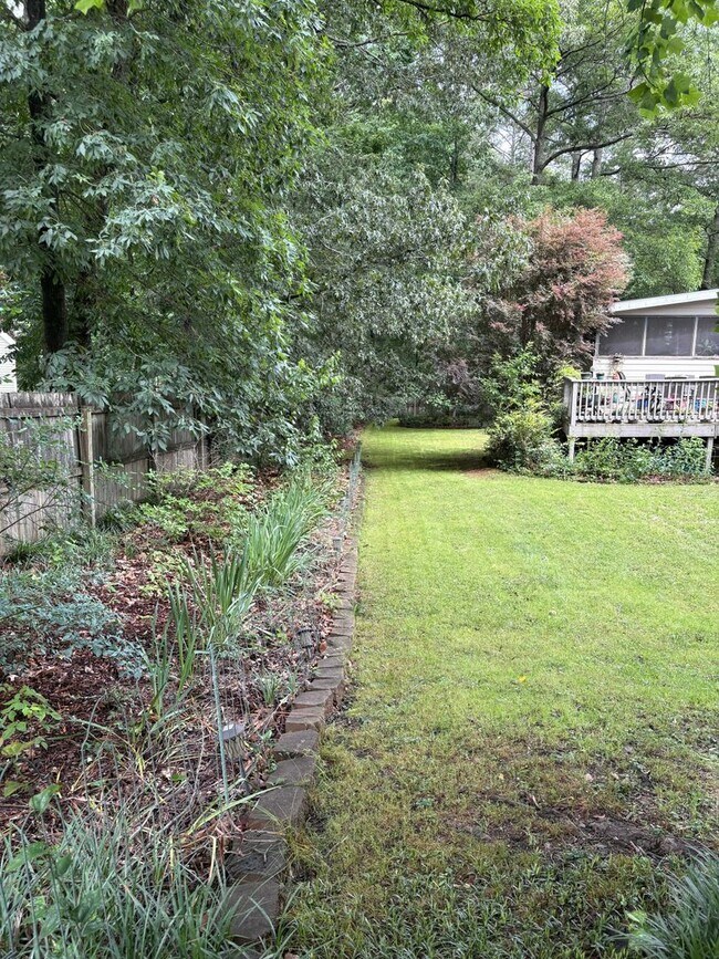 Building Photo - Large, private home in Rivercliff