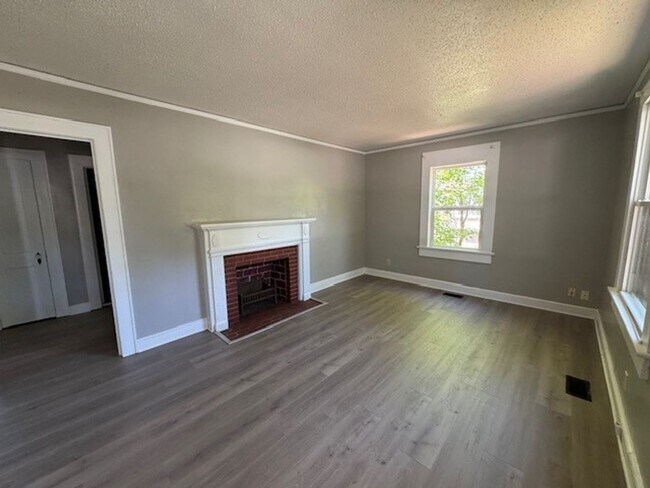 Building Photo - Charming 2 Bedroom 1 Bath close to Wendover and 29!
