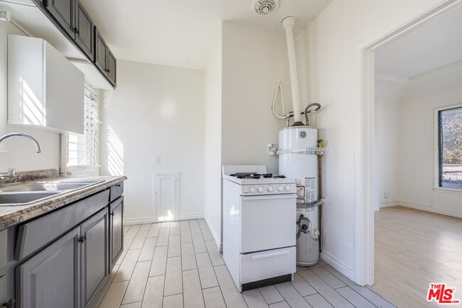 Building Photo - 805 N Poinsettia Pl