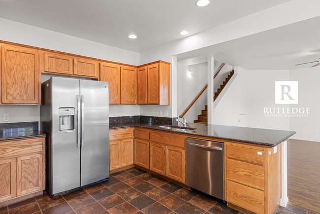 Building Photo - Southwest Medford / Near ROGUE X