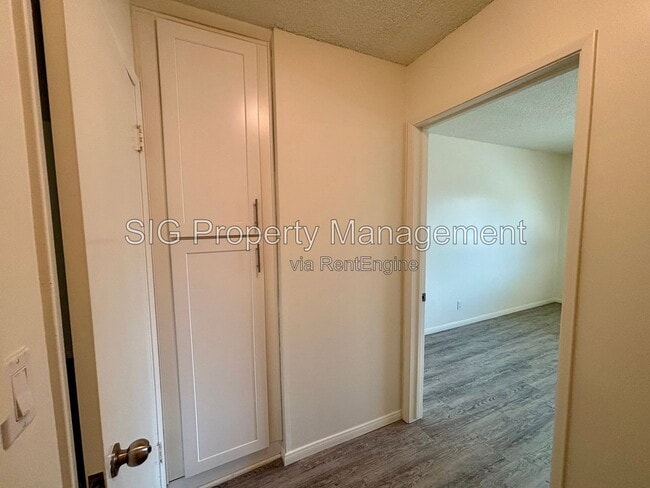 Building Photo - 1126 E Doran St