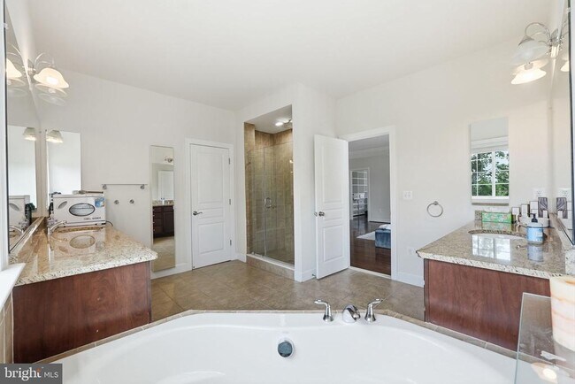 Building Photo - 6526 Wayside Pl