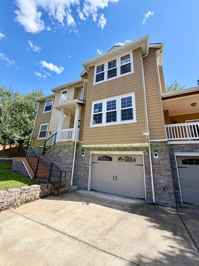 Building Photo - Gorgeous House in Upscale Neighborhood in Tigard, 5 Bedrooms plus Den/Office, 3.5 Bathrooms, Larg...