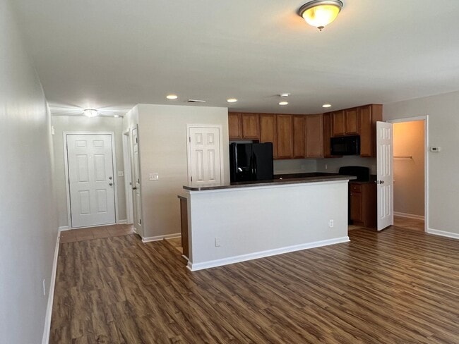 Building Photo - Beautiful 4 Bedroom, 3.5 Bath, Pet Friendl...