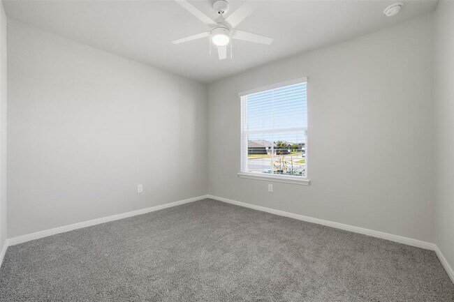 Building Photo - 600 Marimoor Dr