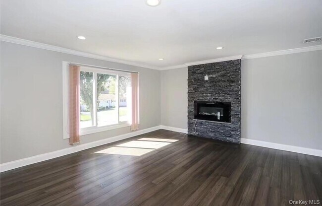 Building Photo - 335 Gillette St