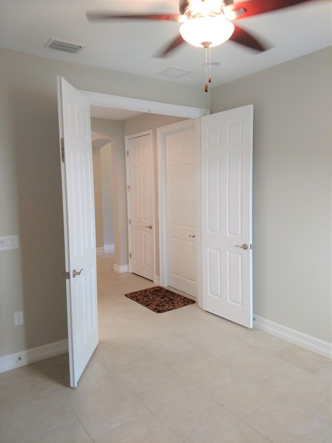 Building Photo - Unfurnished Annual Rental - Lovely 3 Bedroom Home in Calusa Park. Nicely upgraded and Pet Friendly