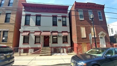 Building Photo - 819 24th St