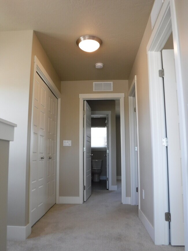 Building Photo - Chic artist-style lofts home with 3 bed 2.5 bath near Boise Greenbelt.