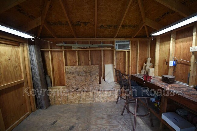 Building Photo - 823 Brentwood Dr
