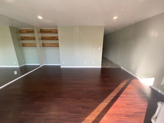 Building Photo - Condo - 2 Bedrooms / 2 Bath - Long Beach