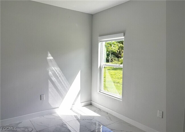 Building Photo - 825 Porter St E