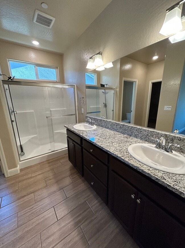 Building Photo - Beautiful 4 Bedroom 2 Bathroom Home in SE Visalia with Solar and Yard Care!