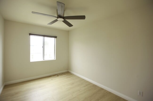 Building Photo - 833 Orange Grove Ave
