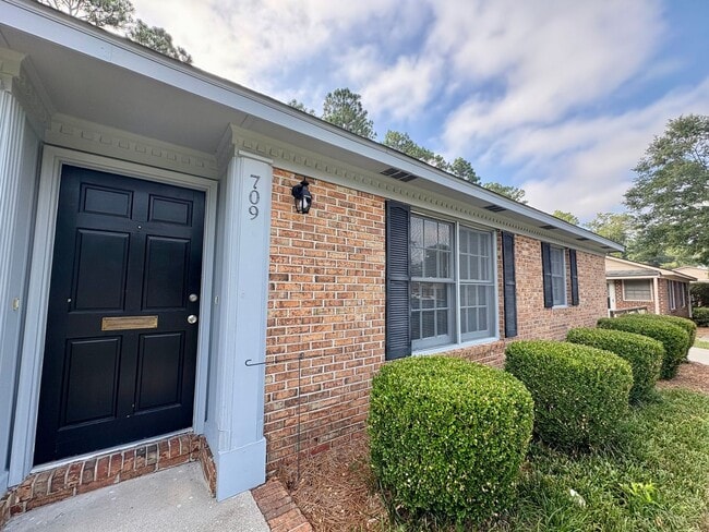 Building Photo - 2 Bedroom, 1 Bath Duplex Located in the Ce...