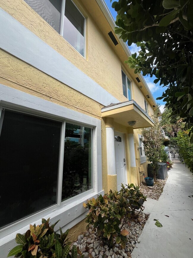 Building Photo - 1948 NE 2nd St