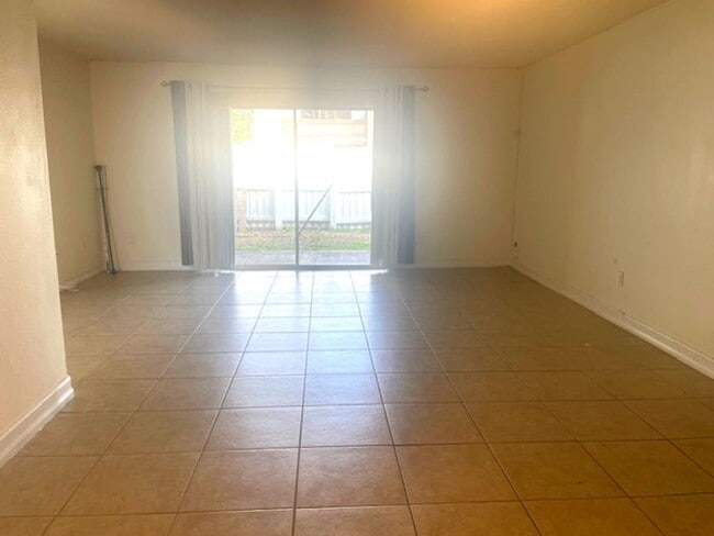 Building Photo - Spacious 3BR/2BA Condo Near Siesta Key Beach – Amenities Included!