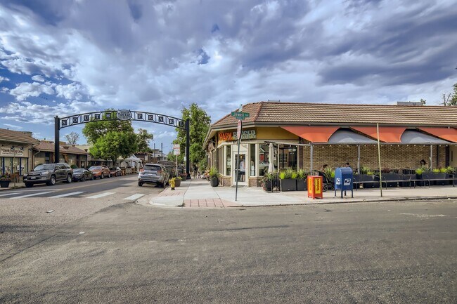 Building Photo - Long Realty & Property Management - Wonderfully Located Townhome in Great Neighborhood